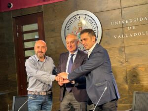 Momento de la firma del convenio de la Cátedra de Sindicalismo en la UVa