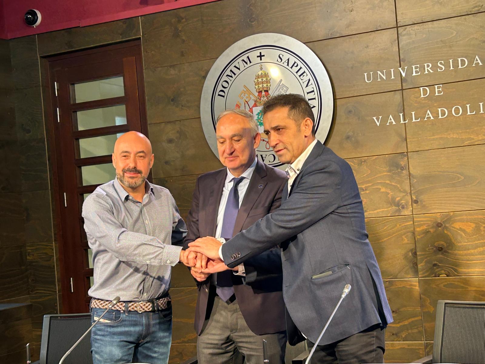 Momento de la firma del convenio de la Cátedra de Sindicalismo en la UVa