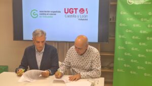 Momento de la firma del acuerdo entre UGT Valladolid y la AECC