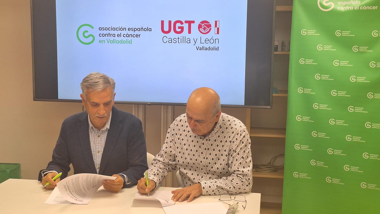 Momento de la firma del acuerdo entre UGT Valladolid y la AECC