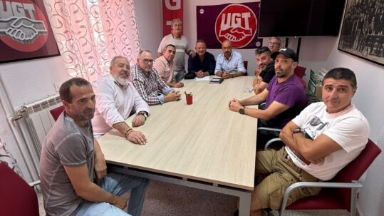 Óscar Lobo se reúne con los representantes sindicales del sector agroalimentario lácteo en el marco de la Feria Internacional de Queso de Zamora, Fromago
